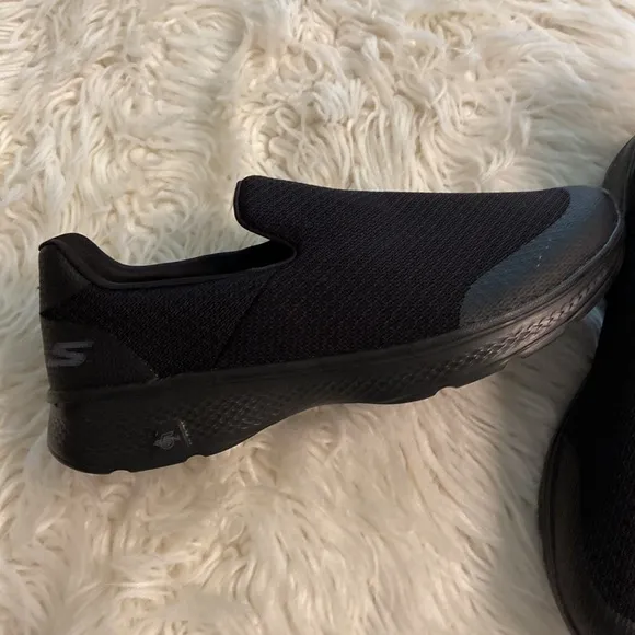 Skechers Goga Max Man Shoes size 11 BNWT color black please see all photos