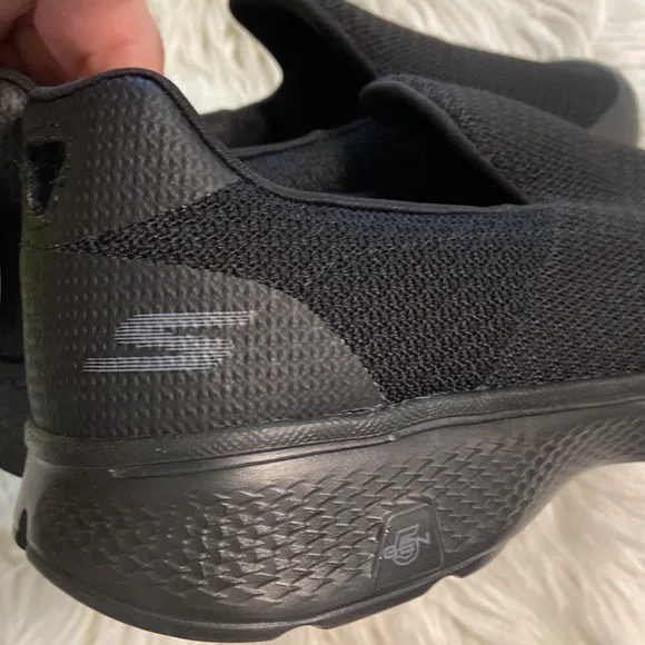 Skechers Goga Max Man Shoes size 11 BNWT color black please see all photos