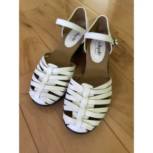 Softspots Pillowtop Technology White Sandals Size 6W