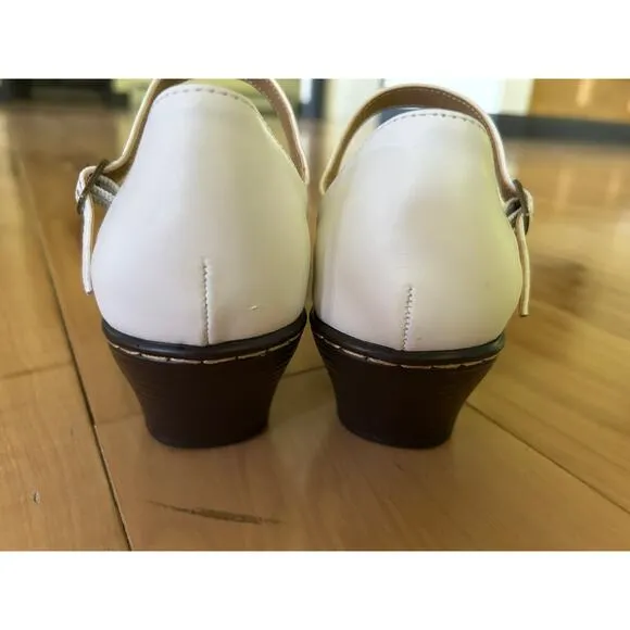 Softspots Pillowtop Technology White Sandals Size 6W