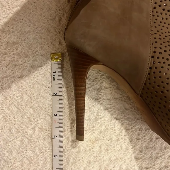 Stuart Weitzman &quot;Inandout&quot; stiletto heel booties in tan nubuck leather. Sz 7.5
