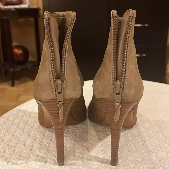 Stuart Weitzman &quot;Inandout&quot; stiletto heel booties in tan nubuck leather. Sz 7.5