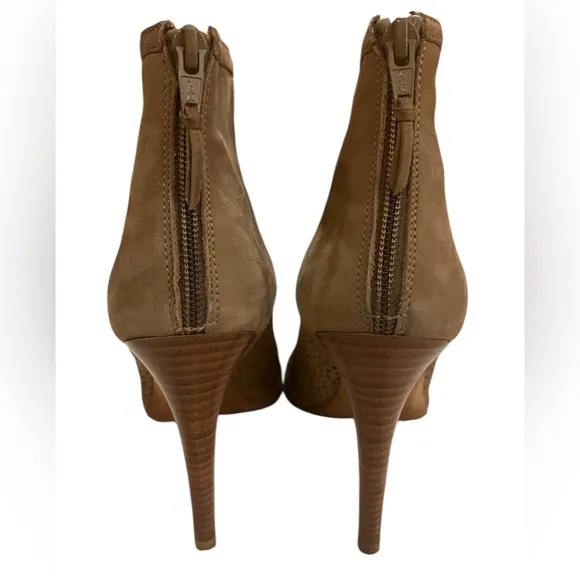 Stuart Weitzman &quot;Inandout&quot; stiletto heel booties in tan nubuck leather. Sz 7.5