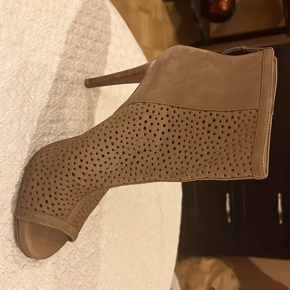 Stuart Weitzman &quot;Inandout&quot; stiletto heel booties in tan nubuck leather. Sz 7.5