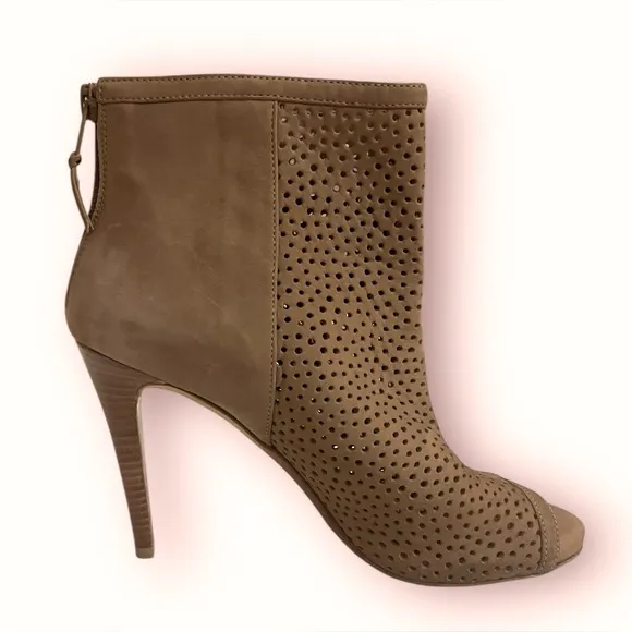 Stuart Weitzman &quot;Inandout&quot; stiletto heel booties in tan nubuck leather. Sz 7.5