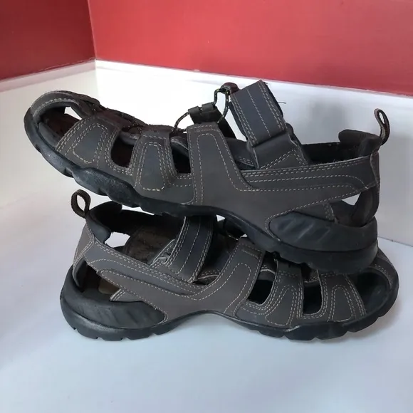 Teva NWOT Men's close toe sandal (9)