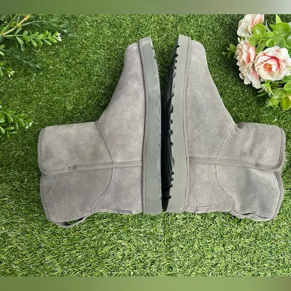UGG Cory Il Bootie gray woman size 6 new ( store display)