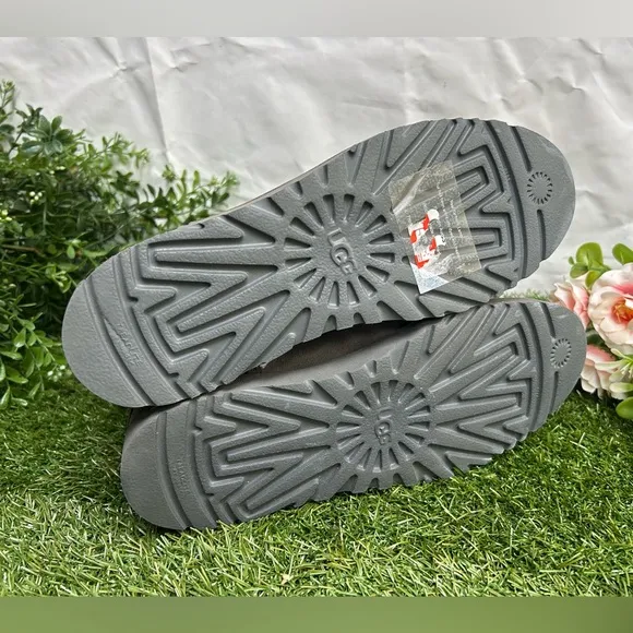 UGG Cory Il Bootie gray woman size 6 new ( store display)