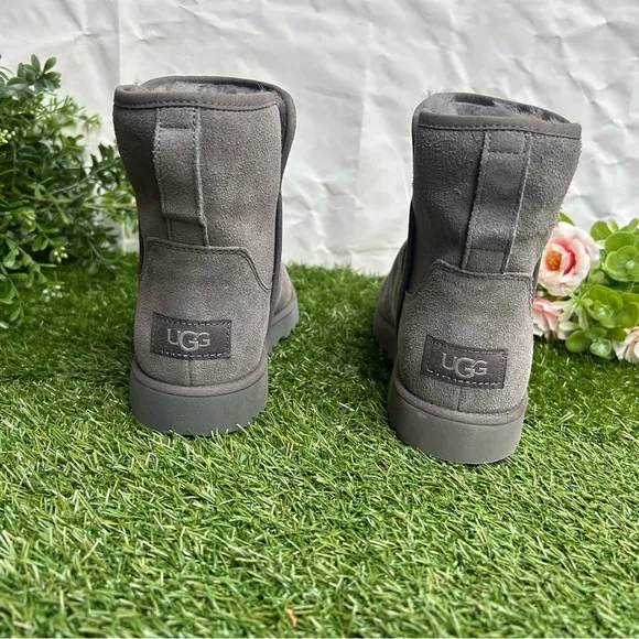 UGG Cory Il Bootie gray woman size 6 new ( store display)