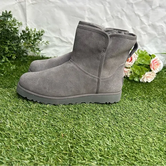 UGG Cory Il Bootie gray woman size 6 new ( store display)