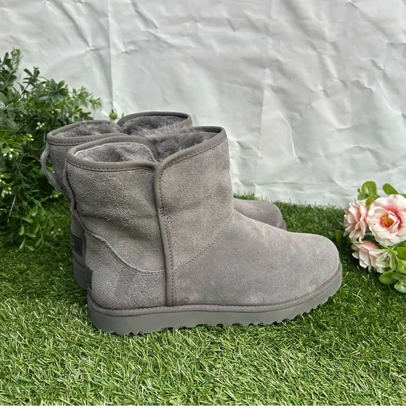 UGG Cory Il Bootie gray woman size 6 new ( store display)