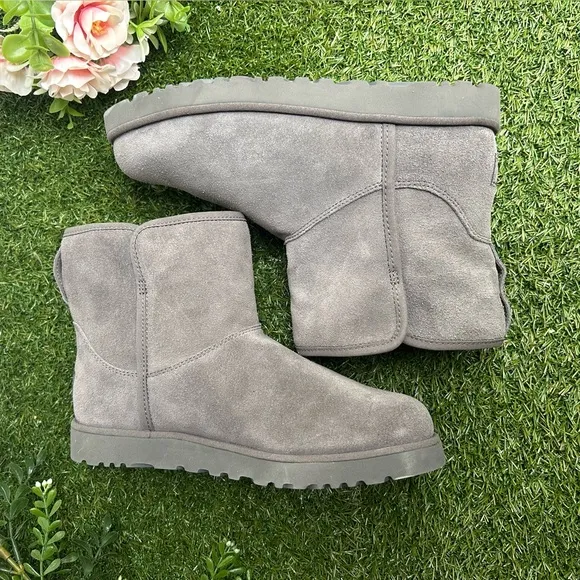 UGG Cory Il Bootie gray woman size 6 new ( store display)