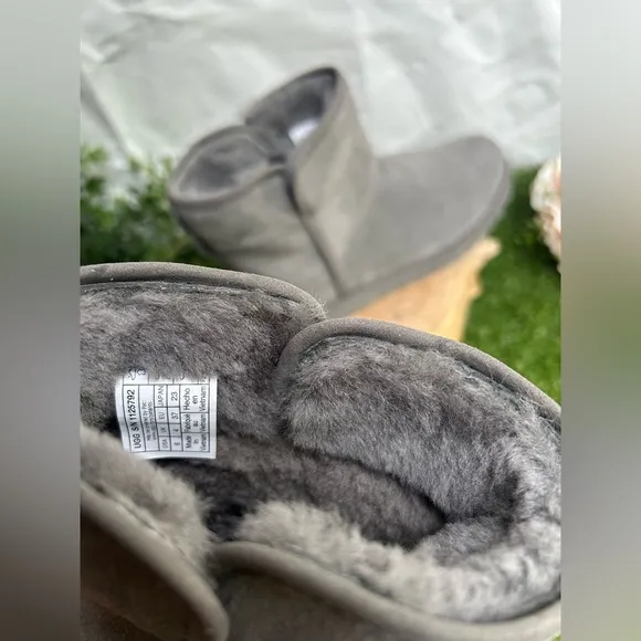 UGG Cory Il Bootie gray woman size 6 new ( store display)