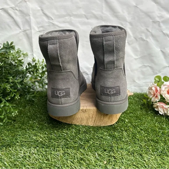 UGG Cory Il Bootie gray woman size 6 new ( store display)