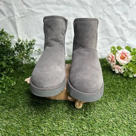 UGG Cory Il Bootie gray woman size 6 new ( store display)