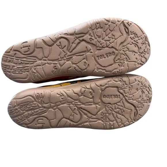 UIN U In Story NWT Shoes Slip On Painted Canvas African Lady Walking Women’s 10