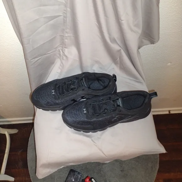 Under Armour &quot; CHARGED &quot; assert Men's size 11.5 Tennis Shoes &quot; BLACK ON BLACK&quot;