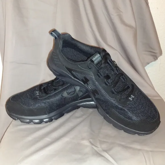 Under Armour &quot; CHARGED &quot; assert Men's size 11.5 Tennis Shoes &quot; BLACK ON BLACK&quot;