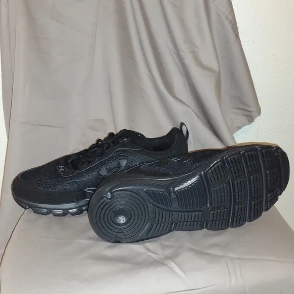 Under Armour &quot; CHARGED &quot; assert Men's size 11.5 Tennis Shoes &quot; BLACK ON BLACK&quot;