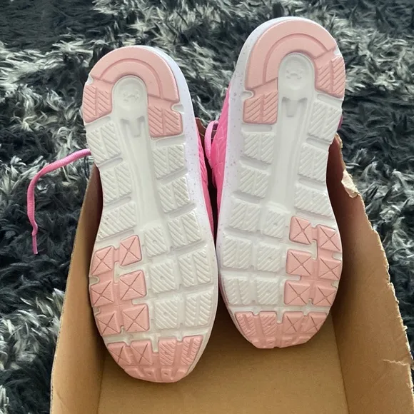 Under Armour Kid's Grade School Outhustle Shoes, White/Pink size youth 5.5