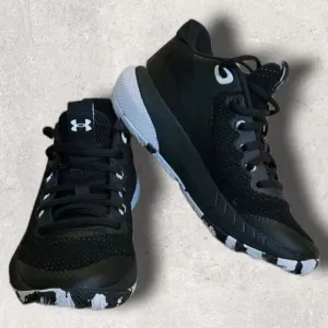 UNDER ARMOUR BLACK HOVR BREAKTHROUGH BASKETBALL SHOES, SIZE 5 - NEW!