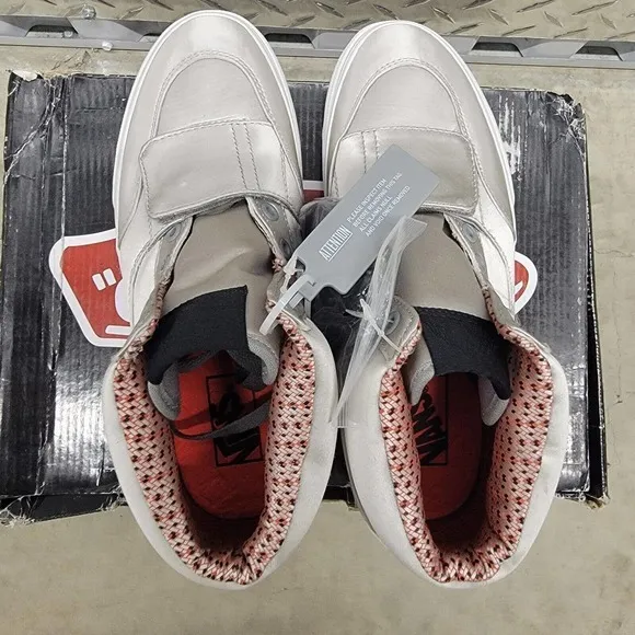 Vans Mountain Edition‎ High Satin Pack Shoes Size 7.5 Neutral Grey/Poppy Red