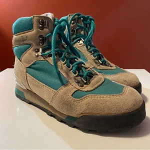 Vasque Women’s Vintage Retro Suede Lace Up Outdoor Hiking Boot Shows
