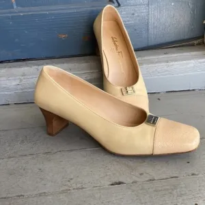 Vintage SALVATORE FERRAGAMO BOUTIQUE Italy Nude Leather Shoes, 6