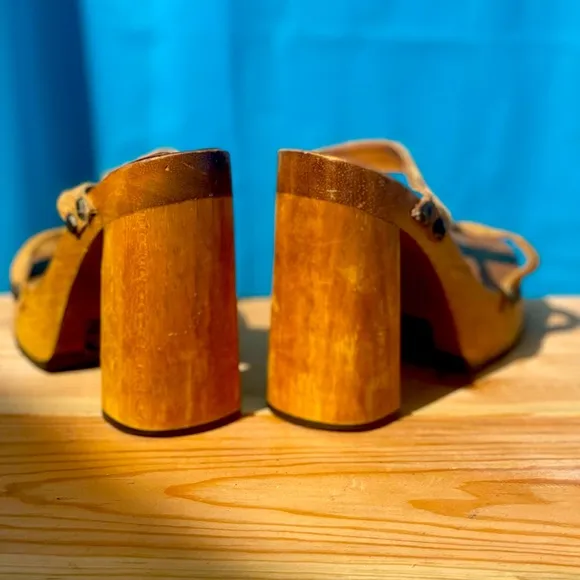 VINTAGE STEVE MADDEN WODDEN SANDALS SIZE. 6