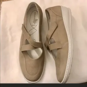 WALDLAUFER TAN NUBUCK STYLE IS GIULIA.  NEW